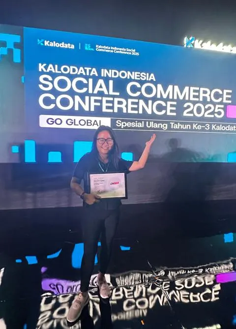 Julia receiving the Kalodata award for Onsea