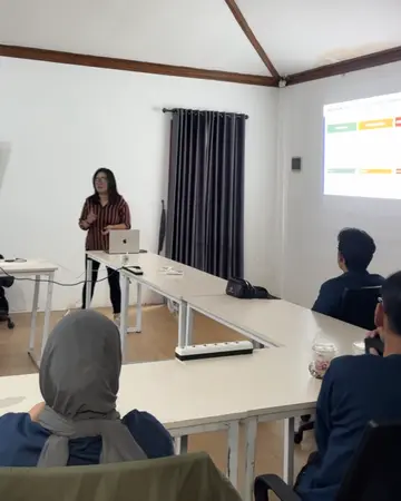 Julia presenting to a class